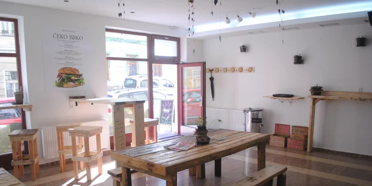 Lehce stravitelný zeleninový burger s domácí omáčkou, přílohou a limonádou