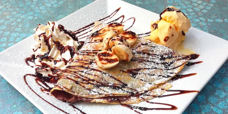 Dvě francouzské crepes s nutellou, banánem, kopečkem zmrzliny a šlehačkou