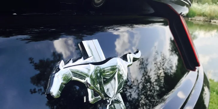 Řiďte svůj sen: jízda za volantem legendárního sporťáku Ford Mustang 2015