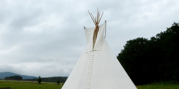 Kouzlo Divokého západu pod Ještědem: zážitková noc pro 2-6 osob v teepee