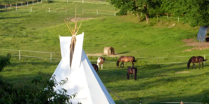 Kouzlo Divokého západu pod Ještědem: zážitková noc pro 2-6 osob v teepee
