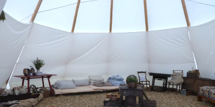 Kouzlo Divokého západu pod Ještědem: zážitková noc pro 2-6 osob v teepee