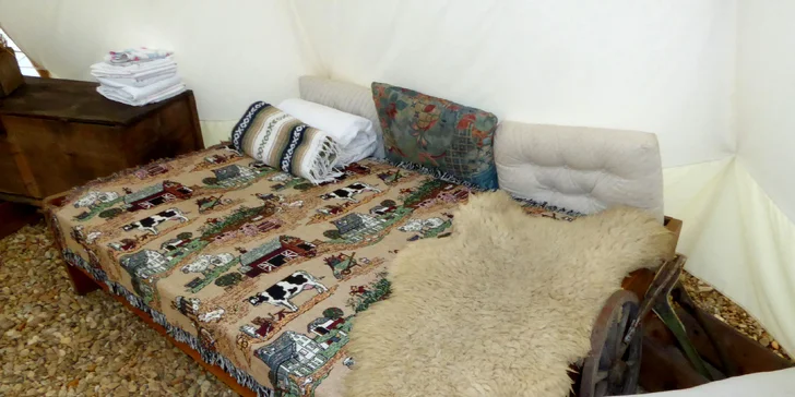 Kouzlo Divokého západu pod Ještědem: zážitková noc pro 2-6 osob v teepee