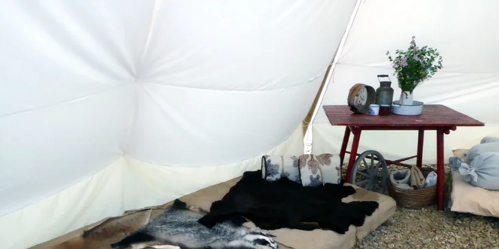 Kouzlo Divokého západu pod Ještědem: zážitková noc pro 2-6 osob v teepee