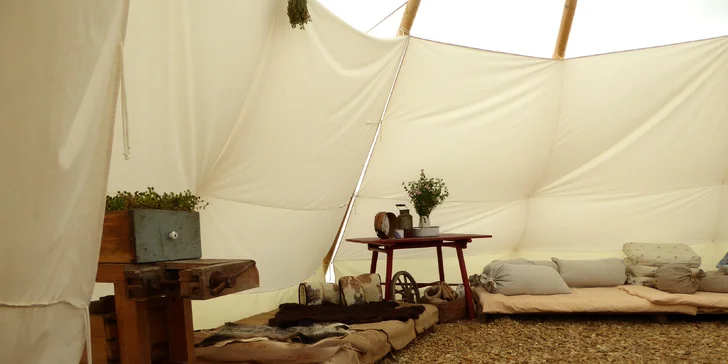 Kouzlo Divokého západu pod Ještědem: zážitková noc pro 2-6 osob v teepee