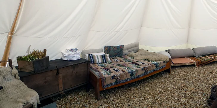 Kouzlo Divokého západu pod Ještědem: zážitková noc pro 2-6 osob v teepee
