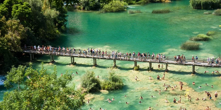 Plitvická jezera jsou zapsaná na seznamu UNESCO a jistě vás uhranou na první pohled.