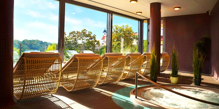 Podzimní relax na Náchodsku s wellness, snídaněmi a romantickou večeří