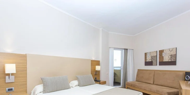 Ustláno budete mít v moderním dvoulůžkovém pokoji s balkonem nebo terasou.