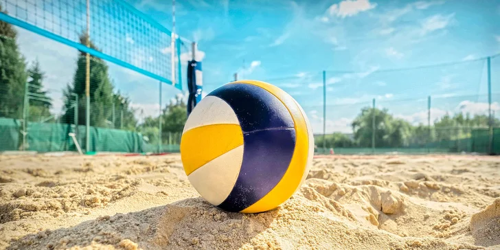 Víkendový beach: hodinový pronájem hřiště na plážový volejbal vč. půjčení míče