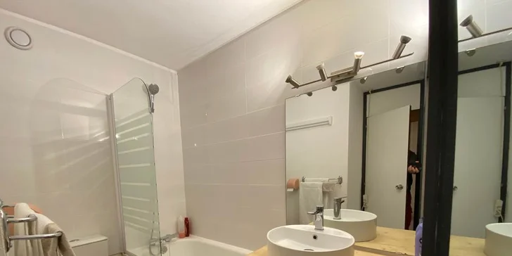 Vezměte si vlastní povlečení, ručníky a toaletní potřeby.