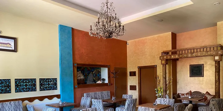 Pokoje mají 2 lůžka a možnost přistýlky, sociální zařízení a TV, Deluxe pokoj má navíc balkon, apartmán obývací pokoj s kuchyňkou.