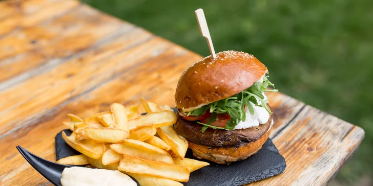 Veggie burger s  grilovaným porto bellom a čerstvým kozím syrom