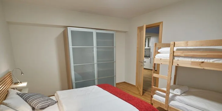 V každém apartmánu naleznete příjemné posezení u satelitní TV s plochou obrazovkou.