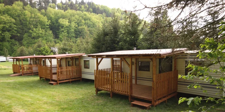 Ubytujete se v pohodlných mobilhomech v náruči přírody.