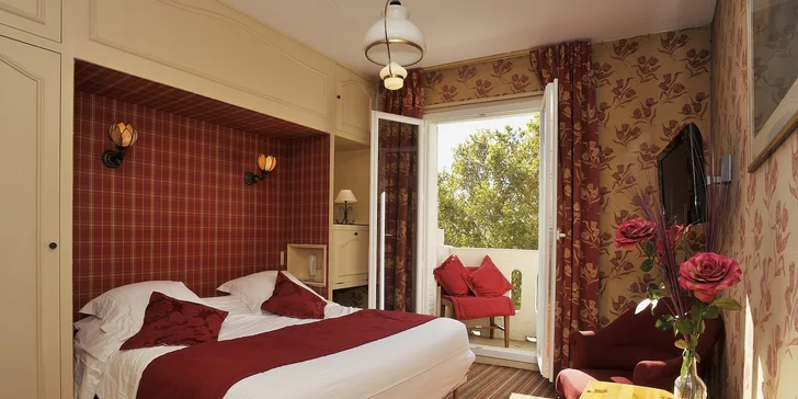 Léto nebo podzim nad Seinou: elegantní hotel blízko La Défense se snídaní pro 2