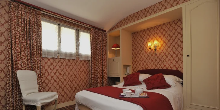 Léto nebo podzim nad Seinou: elegantní hotel blízko La Défense se snídaní pro 2