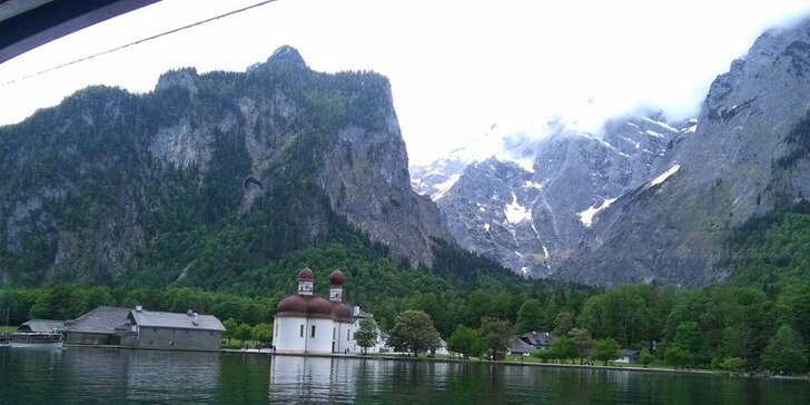 Jezero Königssee ukryté v údolí pod horským masívem Watzmannu a Orlí hnízdo