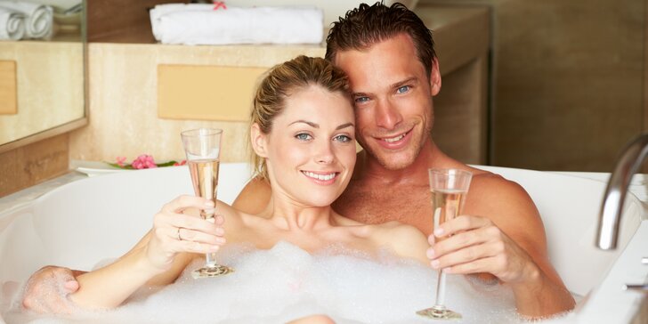 Romantika v privátním wellness: vířivka, sauna, ovoce, láhev sektu i masáž