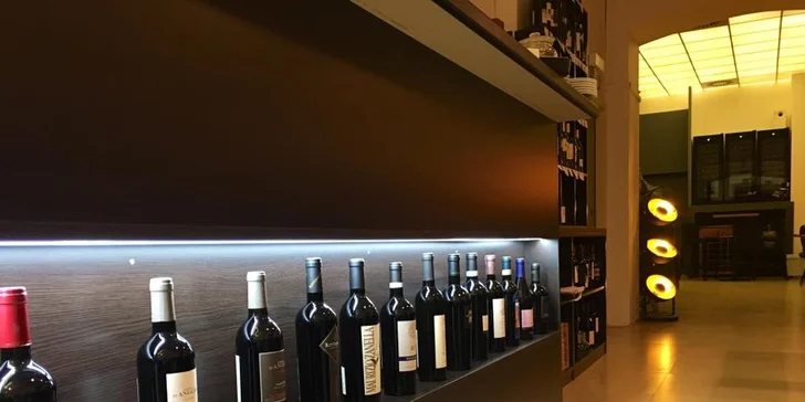 Degustační chvilka: italské sýry a uzeniny, olivy, sušená rajčata a lahev vína