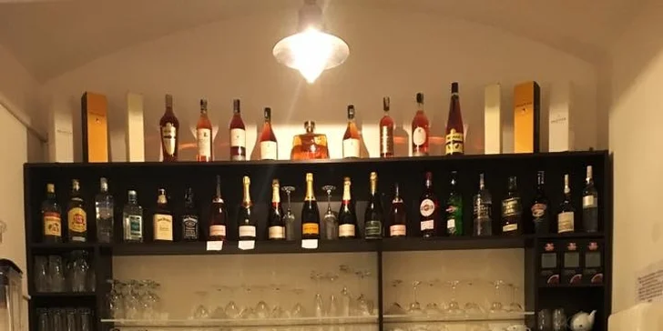 Degustační chvilka: italské sýry a uzeniny, olivy, sušená rajčata a lahev vína