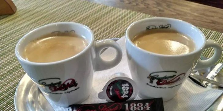 Palačinka s čokoládou a marmeládou a espresso pro dva