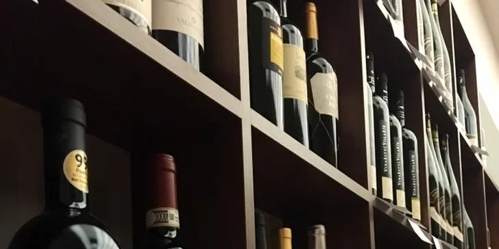Degustační chvilka: italské sýry a uzeniny, olivy, sušená rajčata a lahev vína