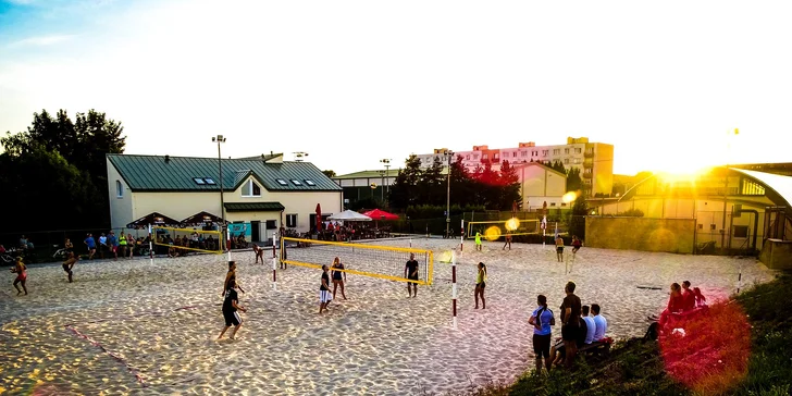Víkendový beach: hodinový pronájem hřiště na plážový volejbal vč. půjčení míče