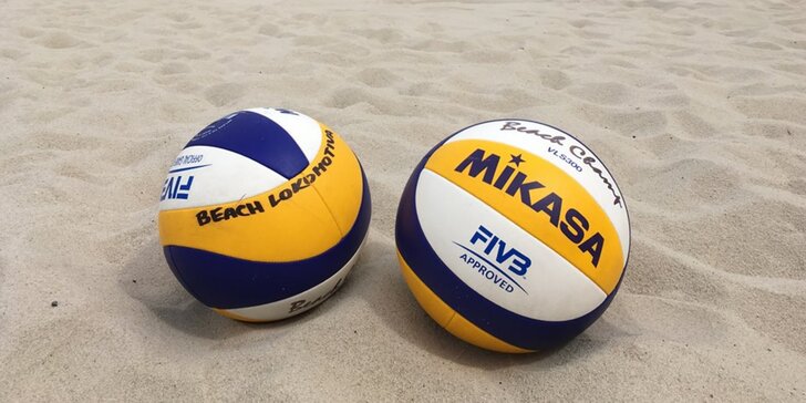 Víkendový beach: hodinový pronájem hřiště na plážový volejbal vč. půjčení míče
