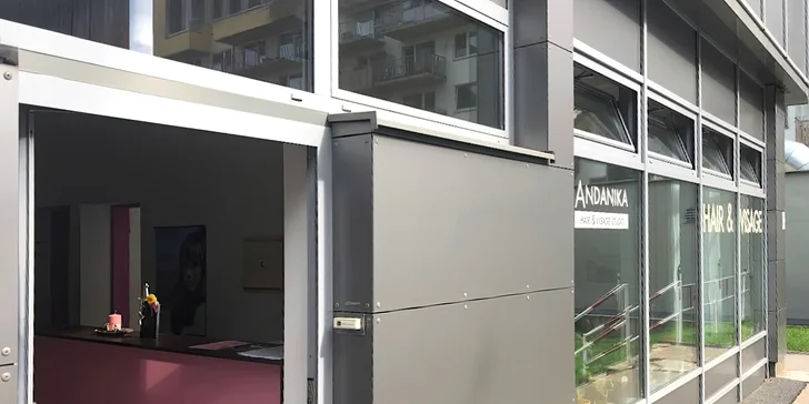 Nabídne vám péči zahrnující mytí vlasů, jemnou masáž hlavy a šíje, základní střih i úpravu obočí a závěrečný styling. 