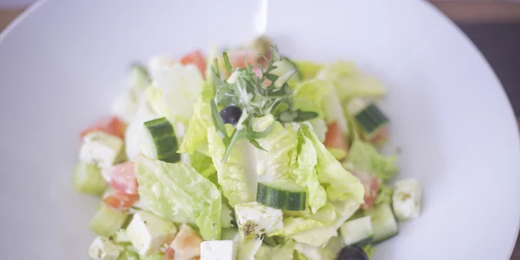 Sestavte si vlastní salát z více než 30 čerstvých ingrediencí a 10 dresinků