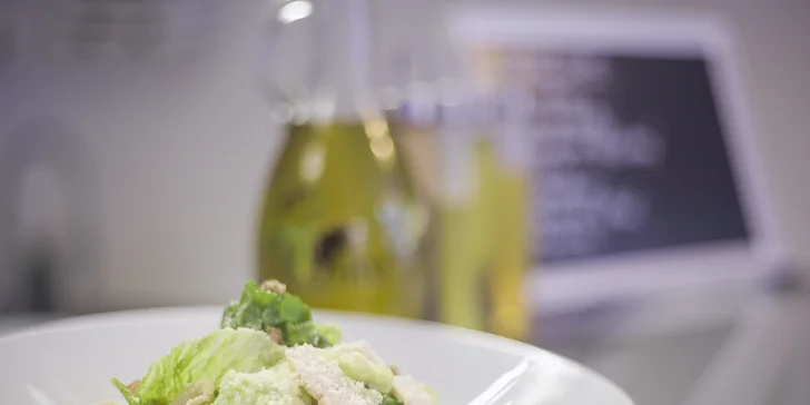 Sestavte si vlastní salát z více než 30 čerstvých ingrediencí a 10 dresinků