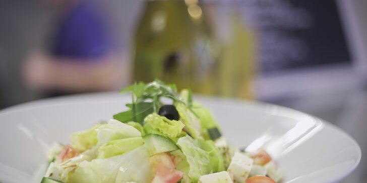 Sestavte si vlastní salát z více než 30 čerstvých ingrediencí a 10 dresinků