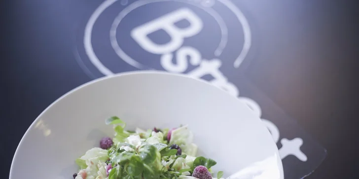 Sestavte si vlastní salát z více než 30 čerstvých ingrediencí a 10 dresinků