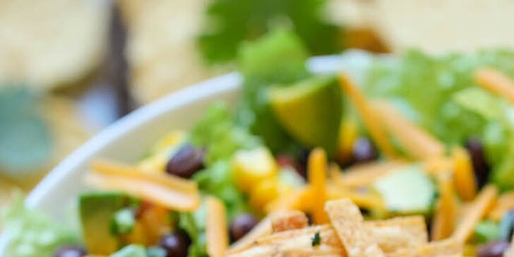 Sestavte si vlastní salát z více než 30 čerstvých ingrediencí a 10 dresinků