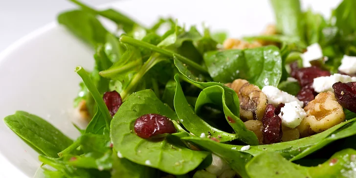 Sestavte si vlastní salát z více než 30 čerstvých ingrediencí a 10 dresinků