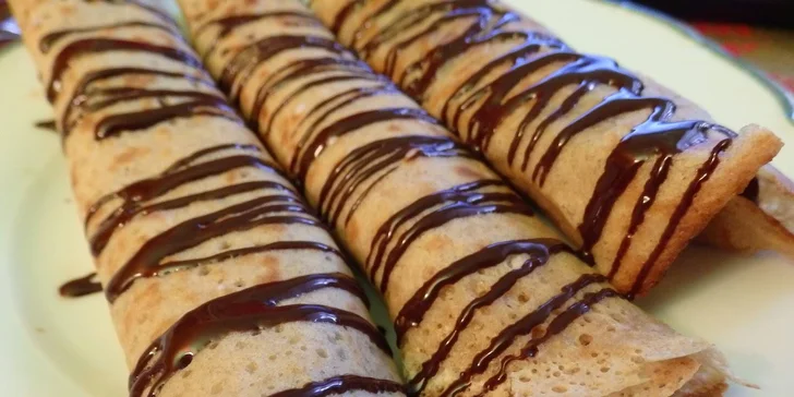 Palačinka s čokoládou a marmeládou a espresso pro dva
