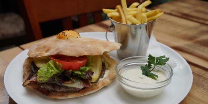 Burger jako žádný jiný: bosenský „Special“ s 200 g mletého masa a hranolky