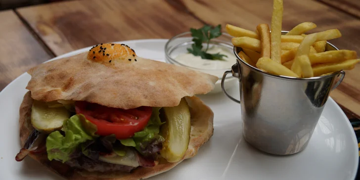 Burger jako žádný jiný: bosenský „Special“ s 200 g mletého masa a hranolky