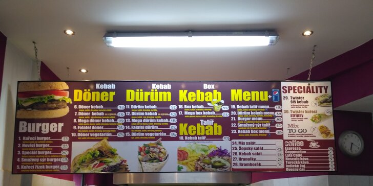 Pouliční dlabanec: Mega kebab s hranolky v boxu kousek od zastávky Koo-i-noor
