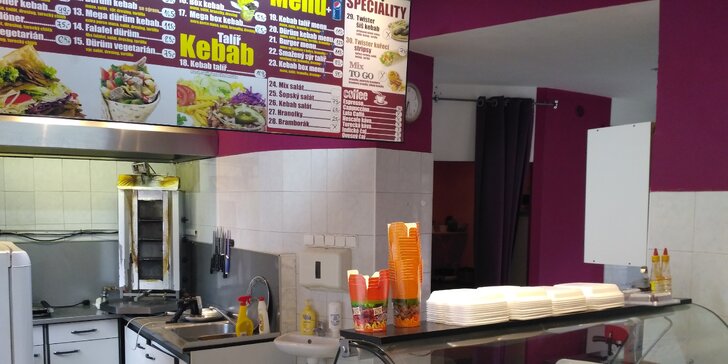 Pouliční dlabanec: Mega kebab s hranolky v boxu kousek od zastávky Koo-i-noor