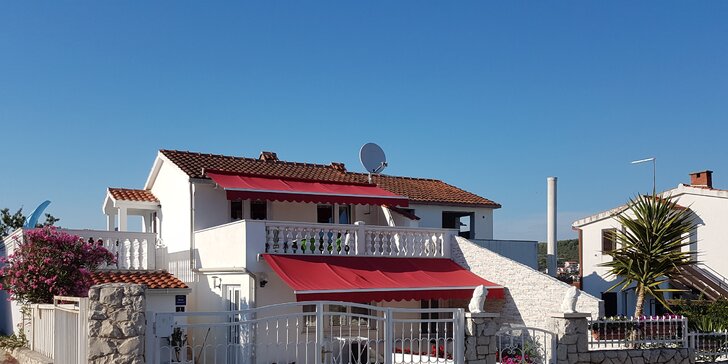 7 nocí v Chorvatsku nedaleko Trogiru: rodinný apartmán do 250 m od moře