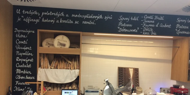 Francouzský sýr Comté se slanou a ovocnou chutí k vyzvednutí v pasáži Lucerna