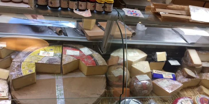 Francouzský sýr Comté se slanou a ovocnou chutí k vyzvednutí v pasáži Lucerna