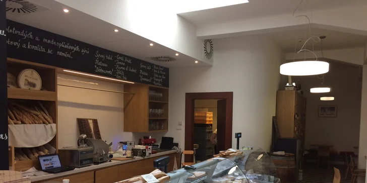 Francouzský sýr Comté se slanou a ovocnou chutí k vyzvednutí v pasáži Lucerna