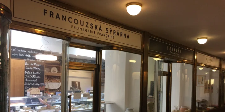 Francouzský sýr Comté se slanou a ovocnou chutí k vyzvednutí v pasáži Lucerna