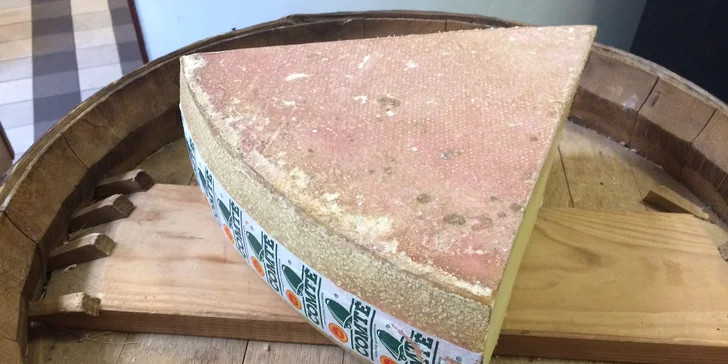 Francouzský sýr Comté se slanou a ovocnou chutí k vyzvednutí v pasáži Lucerna