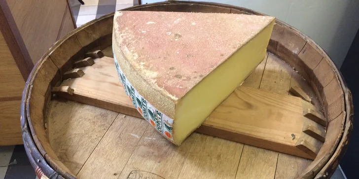 Francouzský sýr Comté se slanou a ovocnou chutí k vyzvednutí v pasáži Lucerna