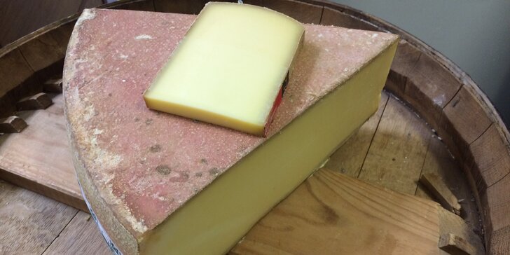 Francouzský sýr Comté se slanou a ovocnou chutí k vyzvednutí v pasáži Lucerna