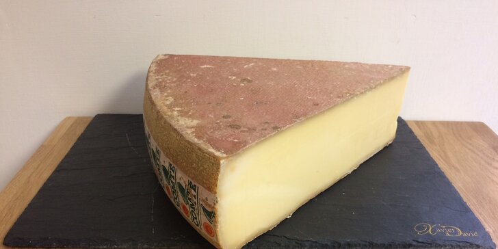 Francouzský sýr Comté se slanou a ovocnou chutí k vyzvednutí v pasáži Lucerna